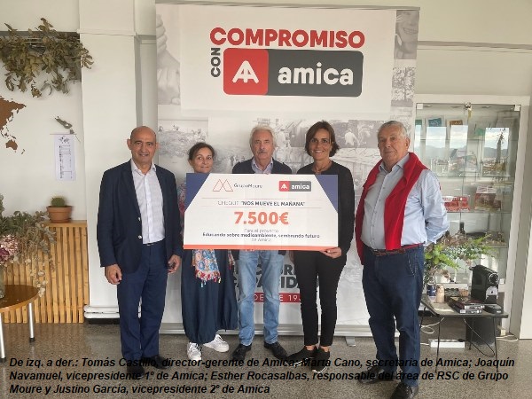 Grupo Moure entrega el cheque a la asociación AMICA, ganadora de la iniciativa de RSC